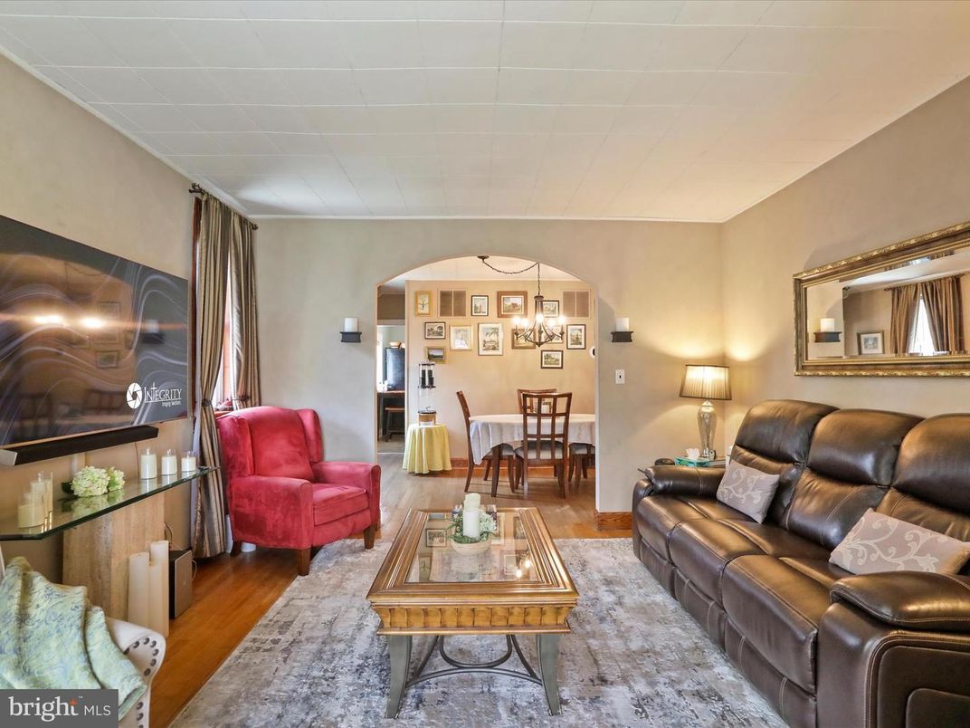 Chandelier, Dining room, Interior, Living room, Wood Texture Flooring
