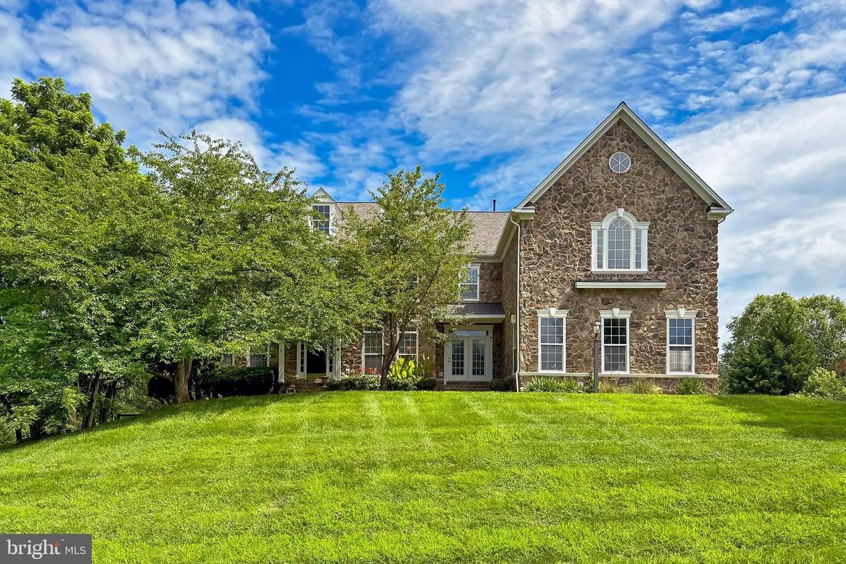 Backyard, Exterior, Facade, Brick Facade, Brick Traditional