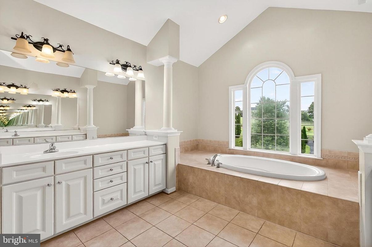 Bathroom, Dual Sink Vanities, Interior, Recessed Lighting