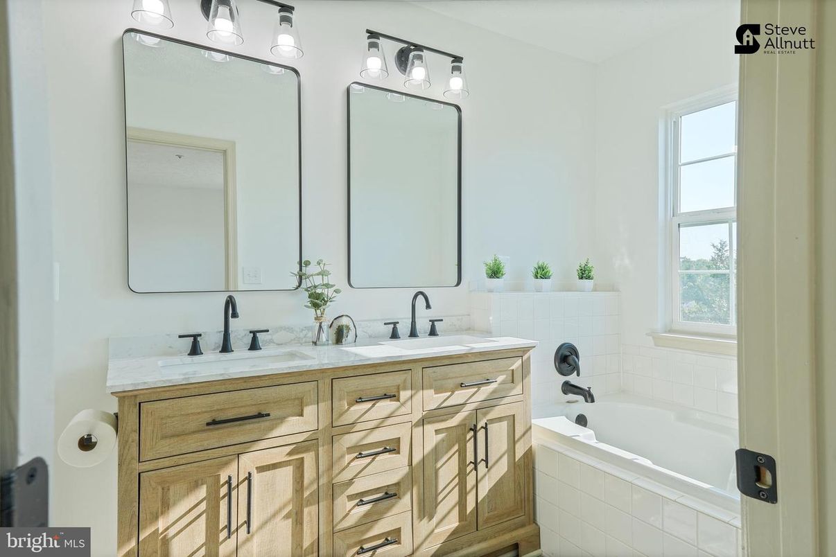 Bathroom, Dual Sink Vanities, Interior