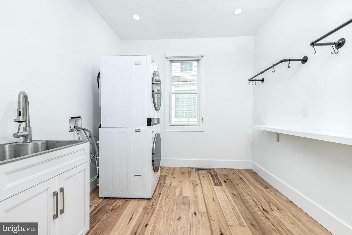 Interior, Recessed Lighting, Washer, Wood Texture Flooring