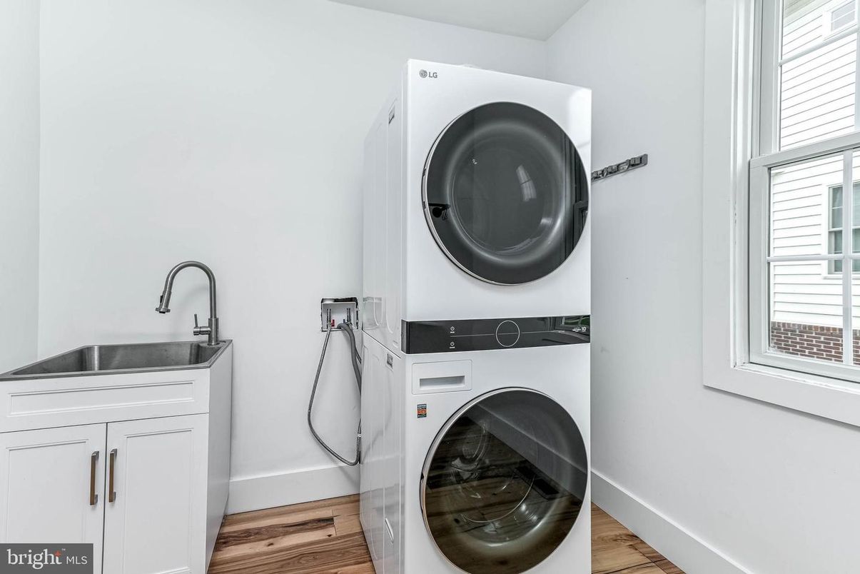 Interior, Utility Closets, Washer, Wood Texture Flooring