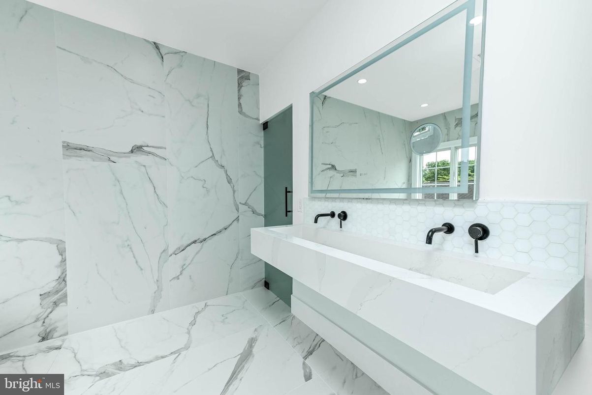Bathroom, Interior, Marble, Marble Walls, Recessed Lighting