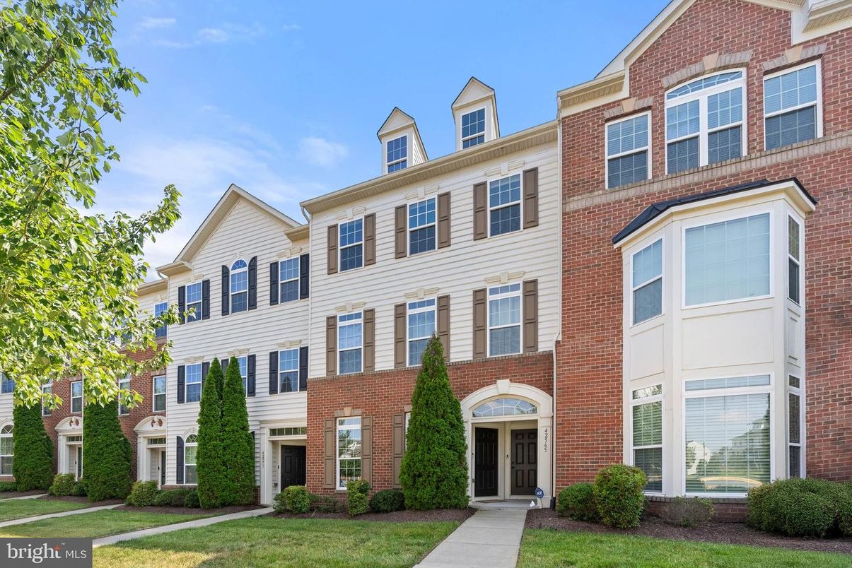 Exterior, Facade, Brick Facade, Rowhouse