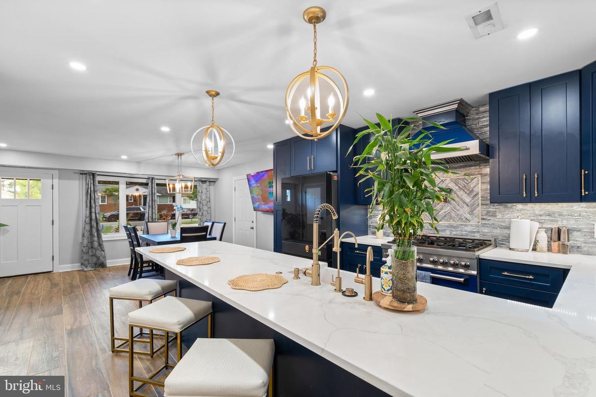 Dining room, Interior, Kitchen, Pendant Lights, Recessed Lighting, Stainless Steel Appliances, Wood Texture Flooring