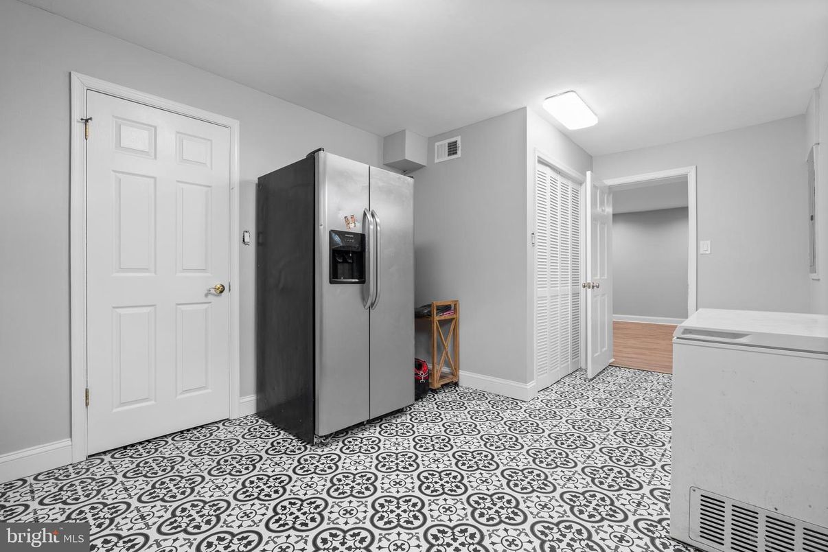Elevator, Interior, Wood Texture Flooring