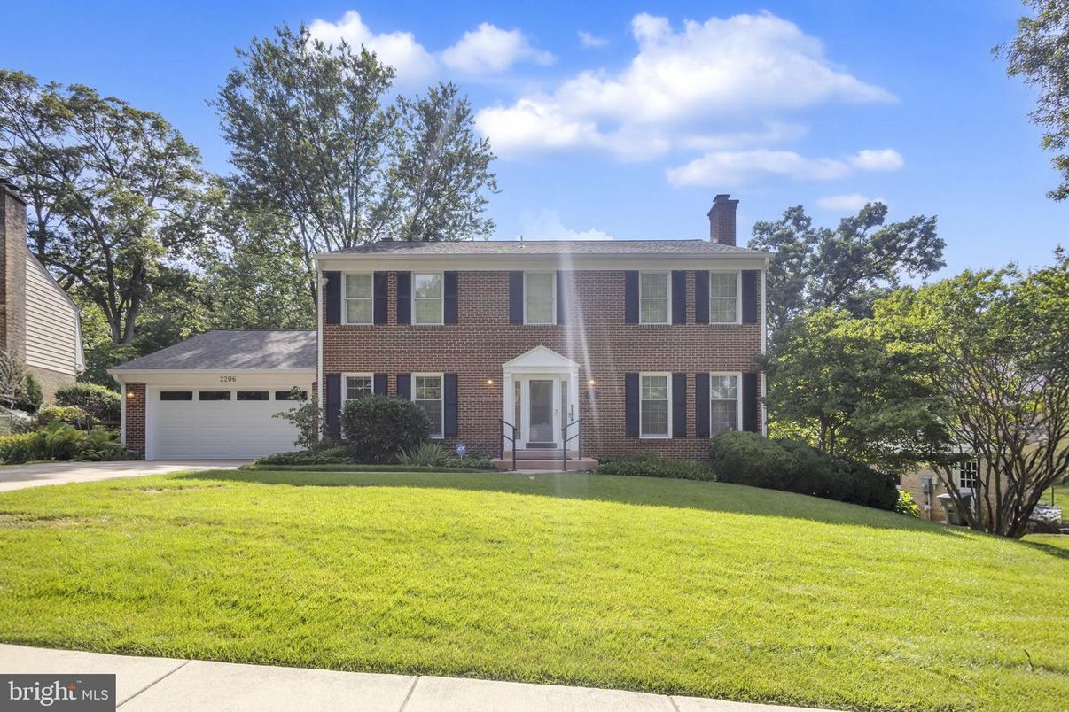 Attached, Exterior, Facade, Brick Facade, Georgian