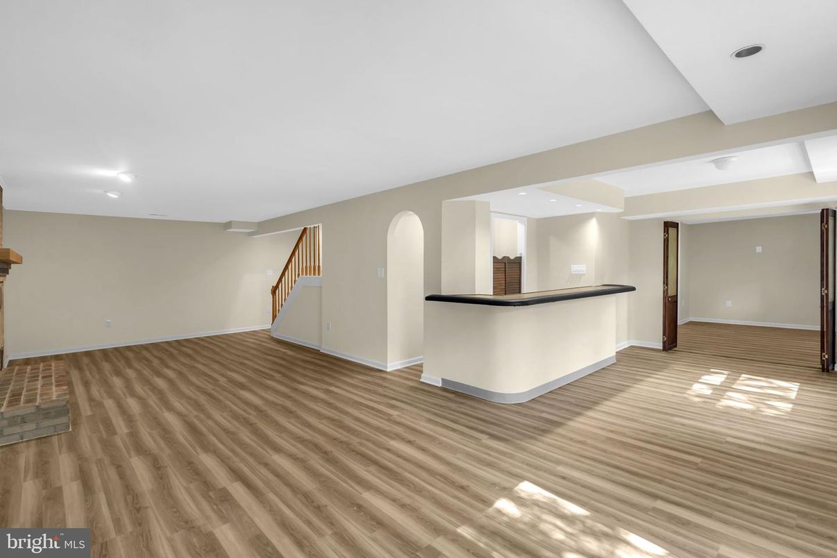 Interior, Recessed Lighting, Wood Texture Flooring