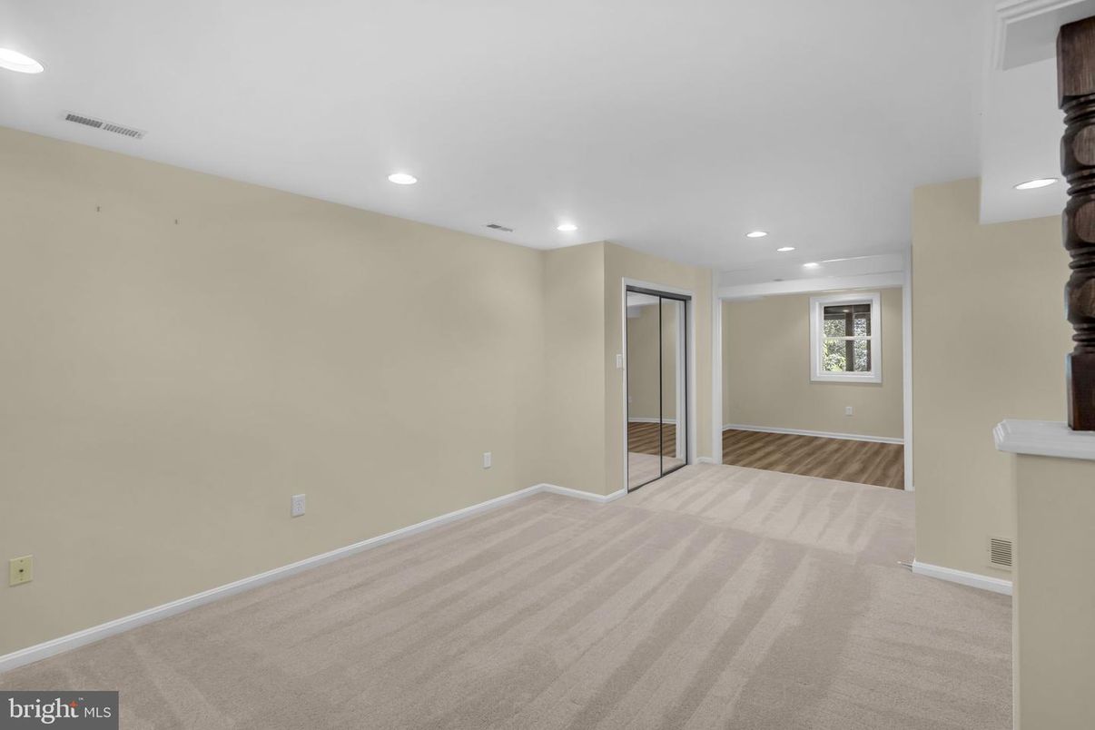Empty room, Interior, Recessed Lighting