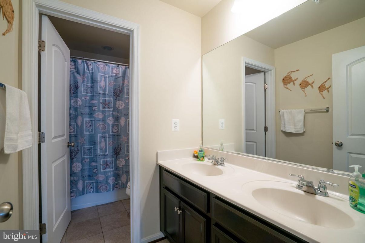 Bathroom, Dual Sink Vanities, Interior
