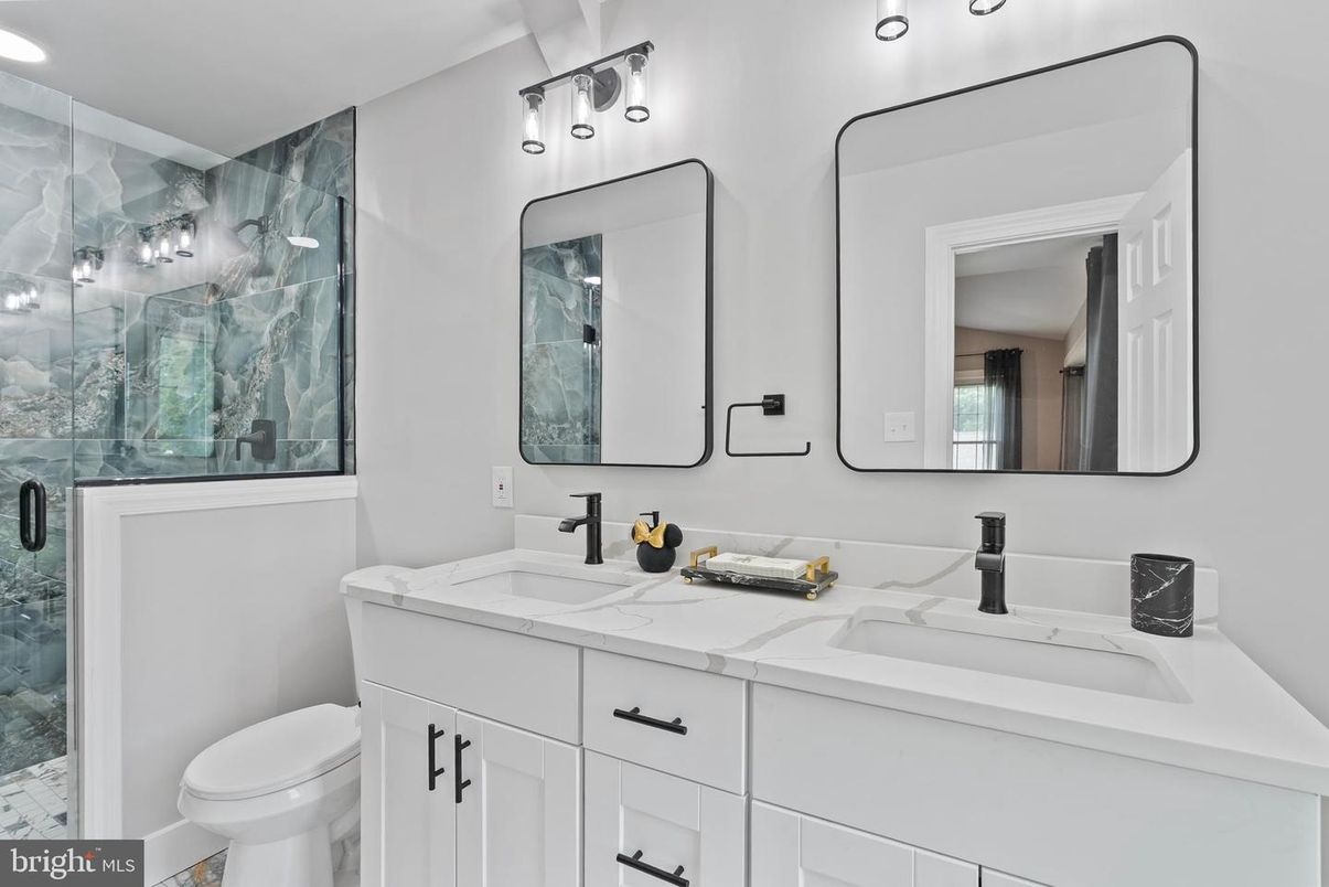 Bathroom, Dual Sink Vanities, Interior, Recessed Lighting