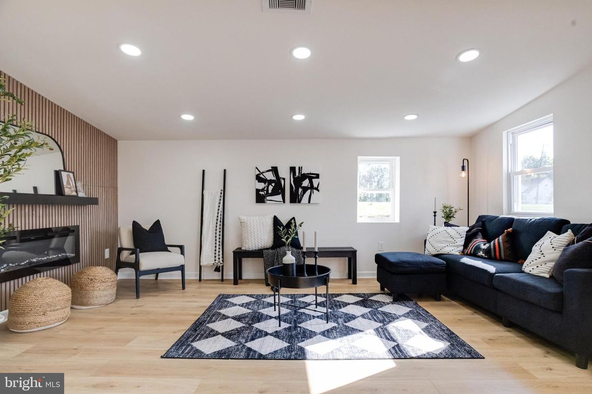 Interior, Living room, Recessed Lighting, Wood Texture Flooring
