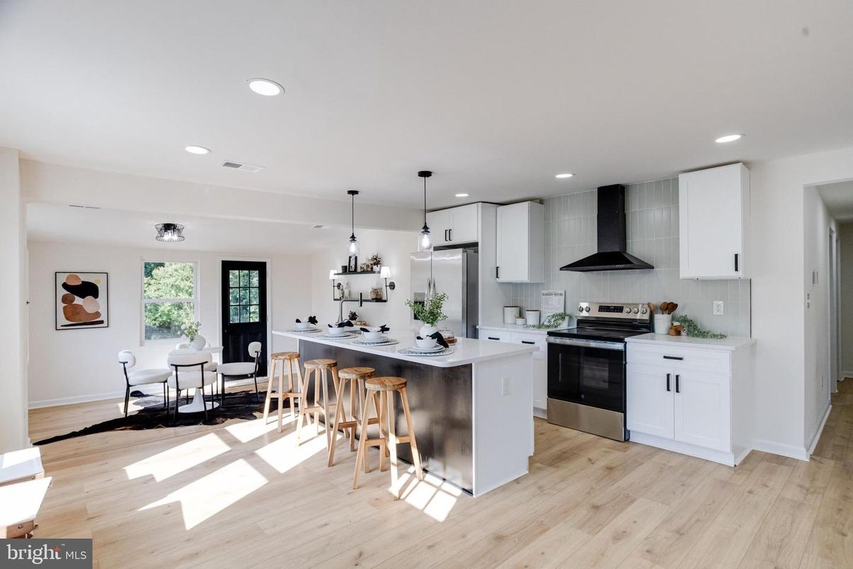 Dining room, Interior, Kitchen, Pendant Lights, Recessed Lighting, Stainless Steel Appliances, Wood Texture Flooring