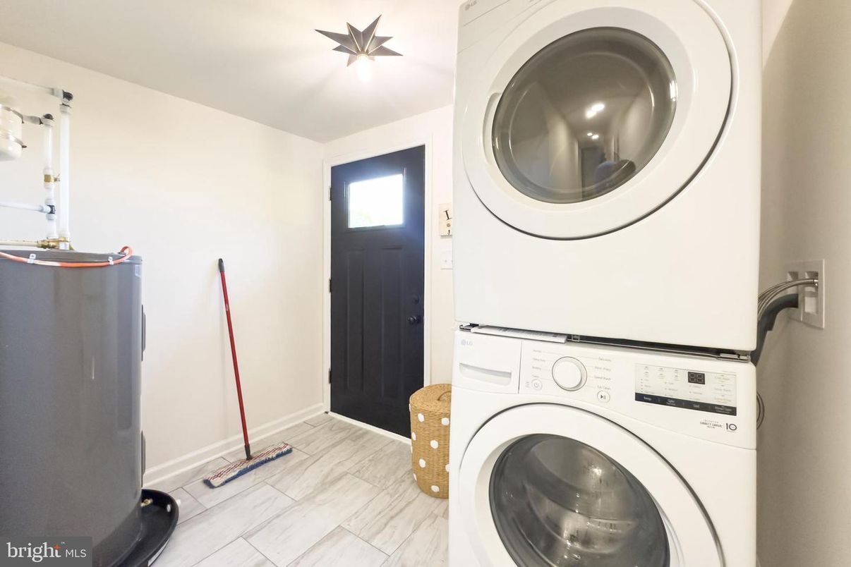 Interior, Utility Closets, Washer, Wood Texture Flooring