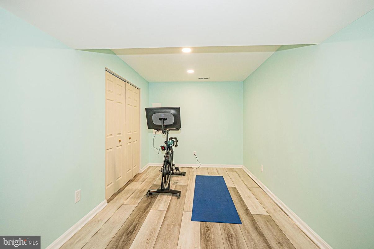 Fitness Equipment, Interior, Recessed Lighting, Wood Texture Flooring