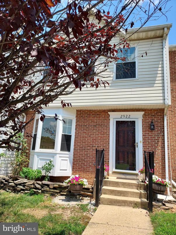 Exterior, Facade, Brick Facade, American Foursquare