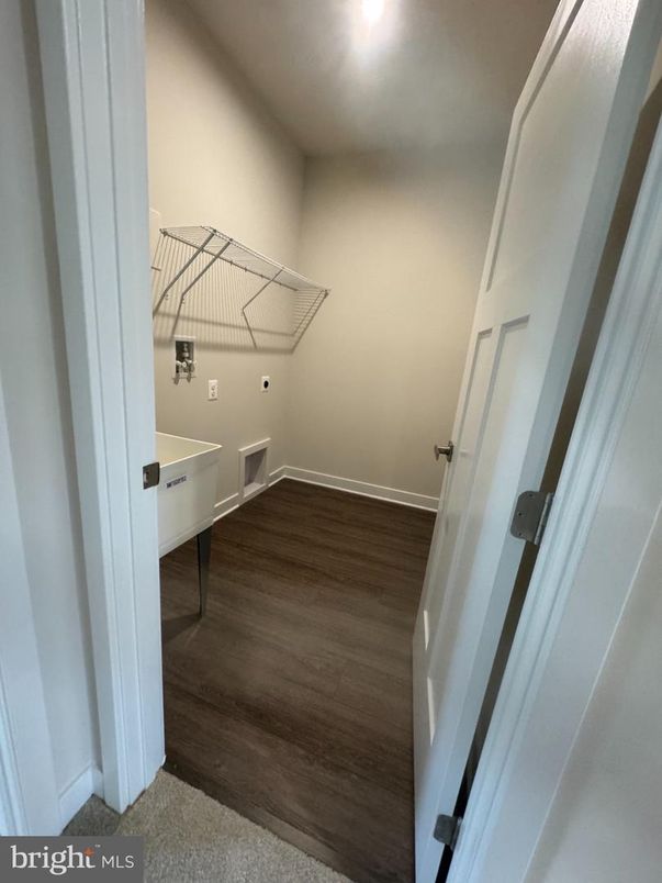Interior, Walk-in Closets, Wood Texture Flooring