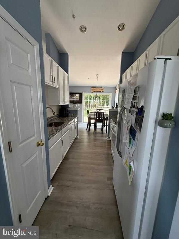 Dining room, Interior, Kitchen, Pendant Lights, Recessed Lighting, Wood Texture Flooring