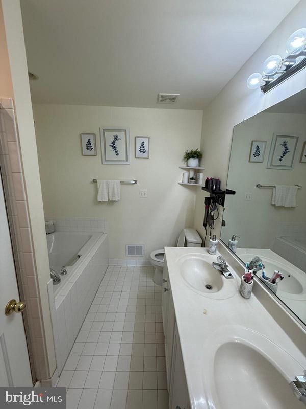 Bathroom, Dual Sink Vanities, Interior
