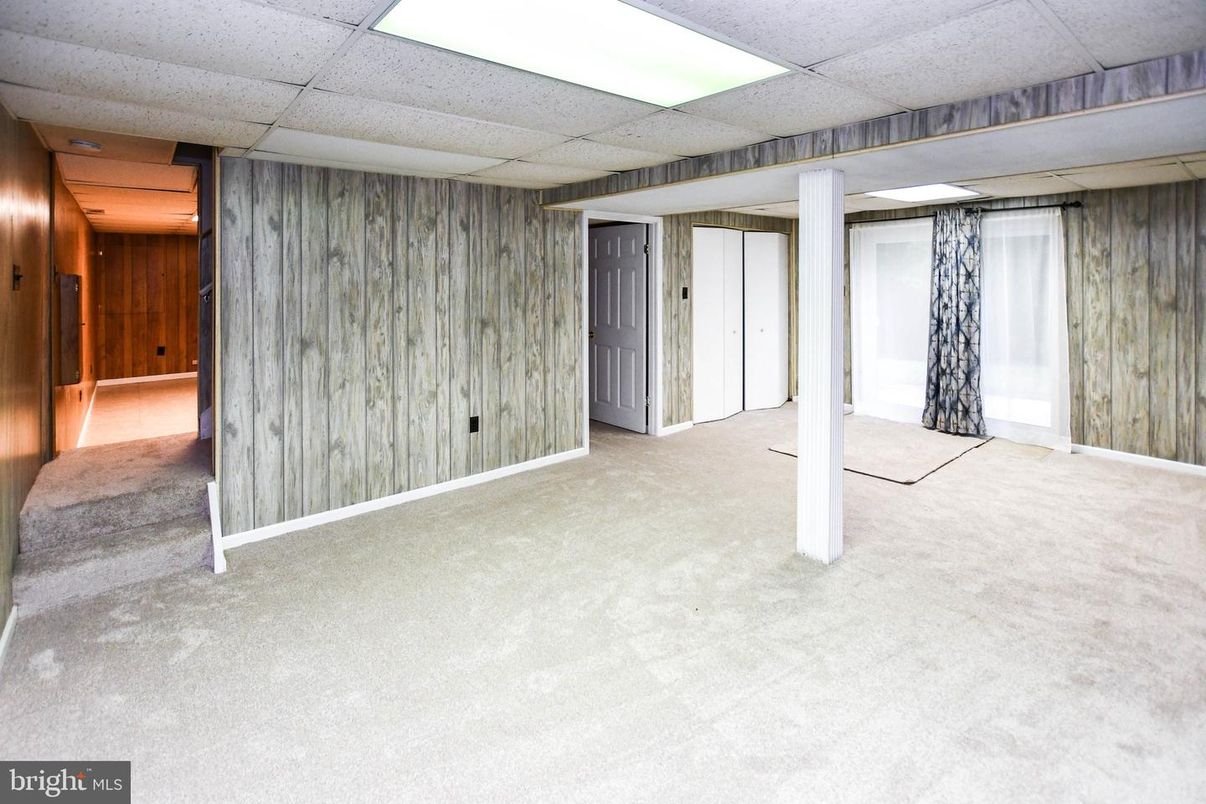 Empty room, Interior, Recessed Lighting, Wooden Walls