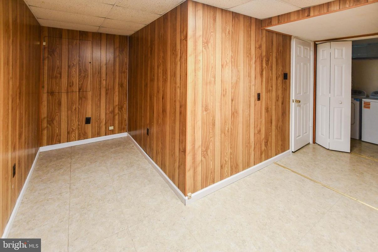 Empty room, Interior, Washer, Wooden Walls