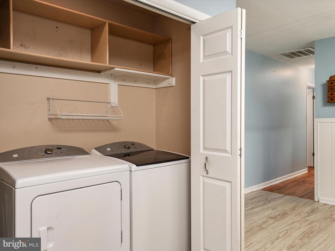 Interior, Utility Closets, Washer, Wood Texture Flooring