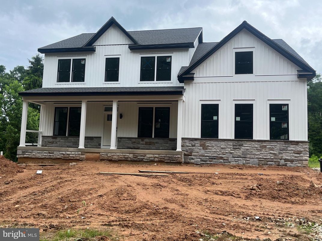 Attached, Exterior, Facade, Farmhouse