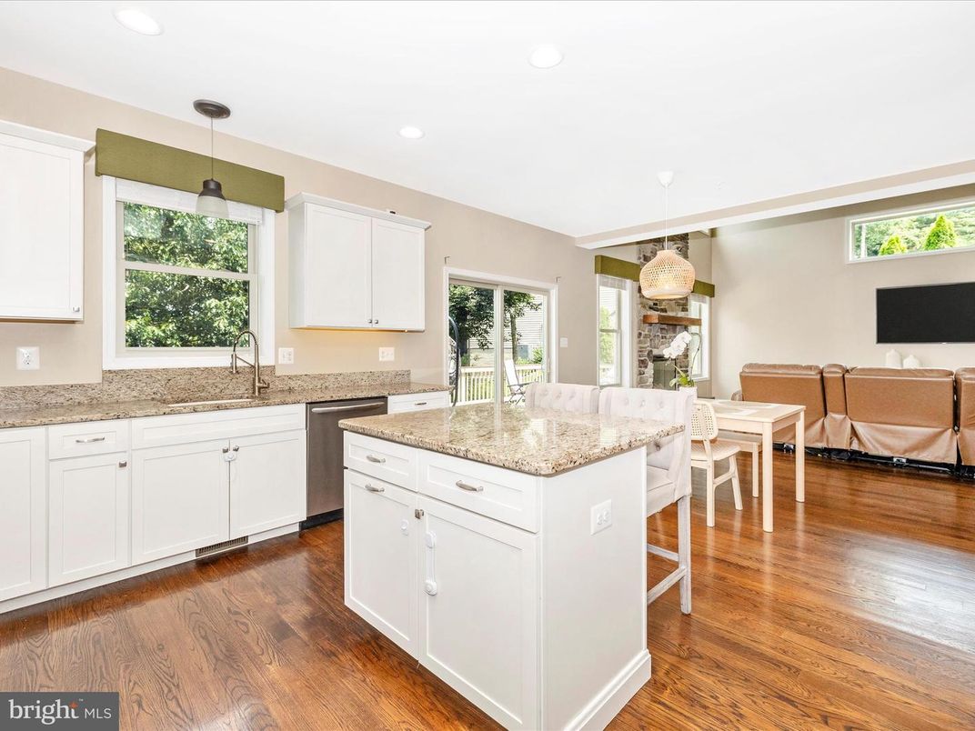 Dining room, Interior, Kitchen, Pendant Lights, Recessed Lighting, Wood Texture Flooring