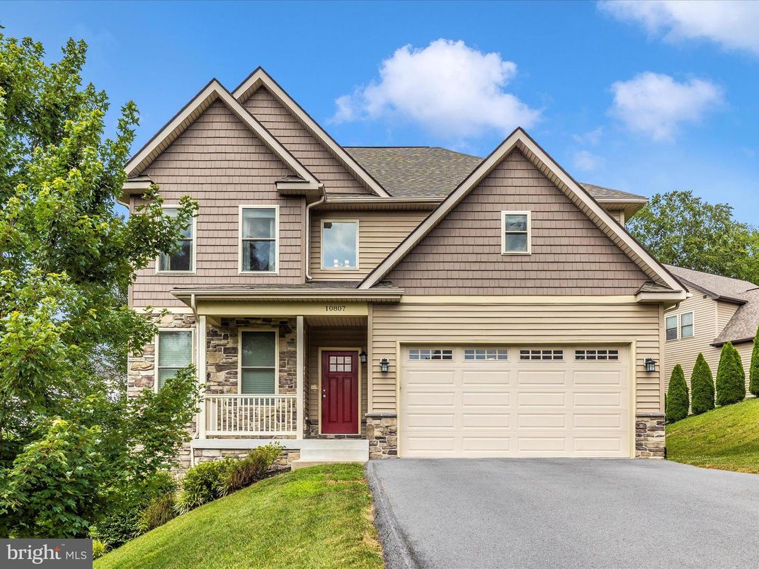 Attached, Exterior, Facade, American Craftsman