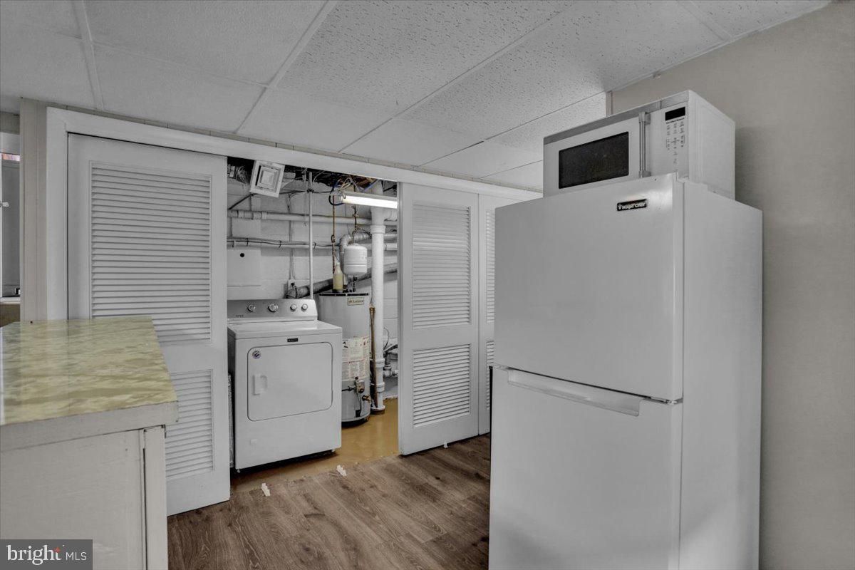 Interior, Utility Closets, Washer, Wood Texture Flooring