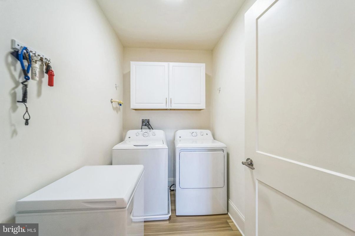 Interior, Washer, Wood Texture Flooring