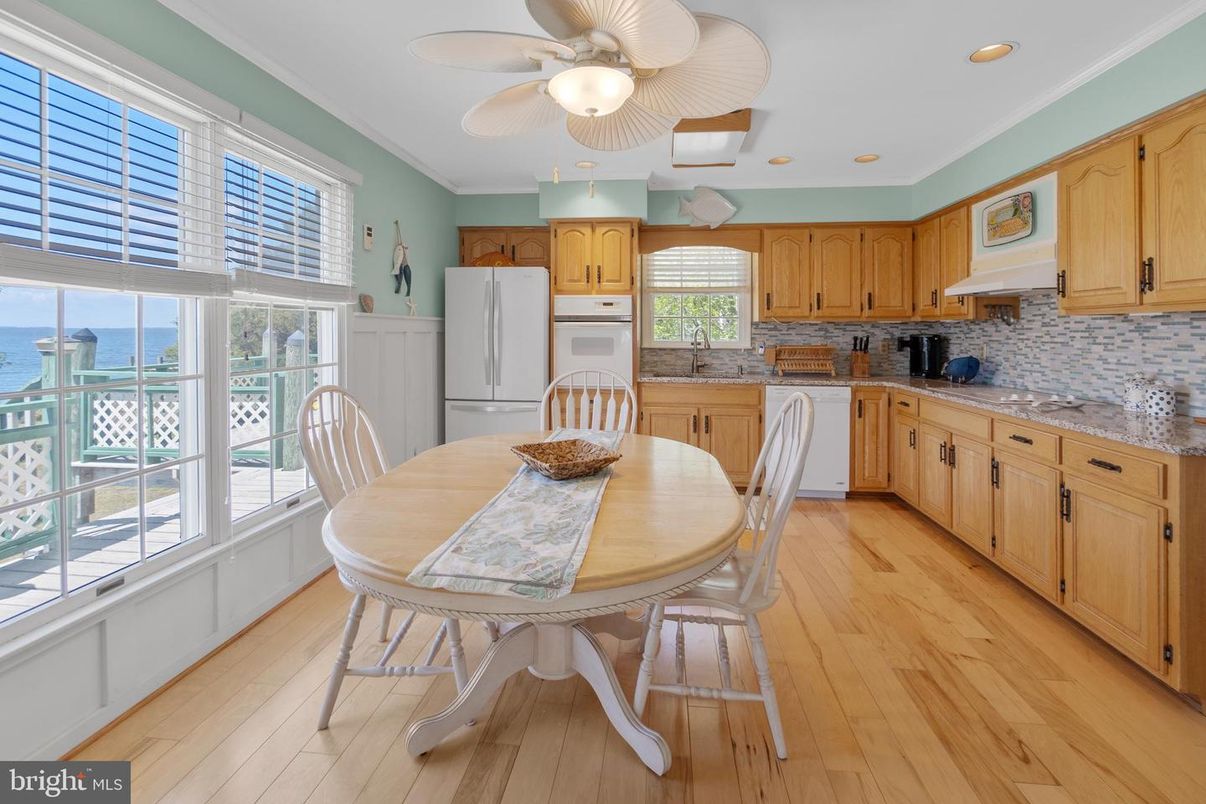 Dining room, Interior, Kitchen, Recessed Lighting, Water, Wood Texture Flooring