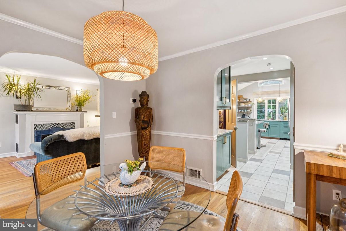 Chandelier, Dining room, Fireplace, Interior, Pendant Lights, Wood Texture Flooring