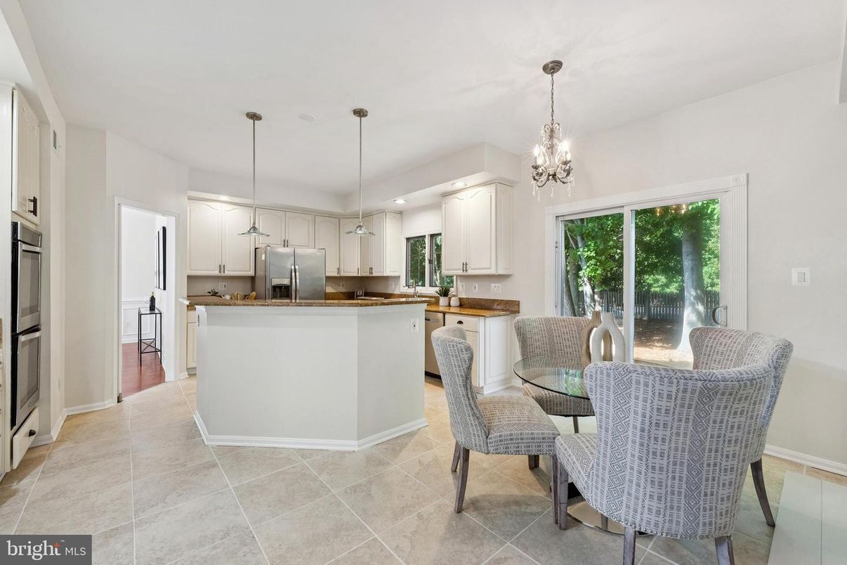 Chandelier, Dining room, Interior, Kitchen, Pendant Lights, Recessed Lighting, Stainless Steel Appliances