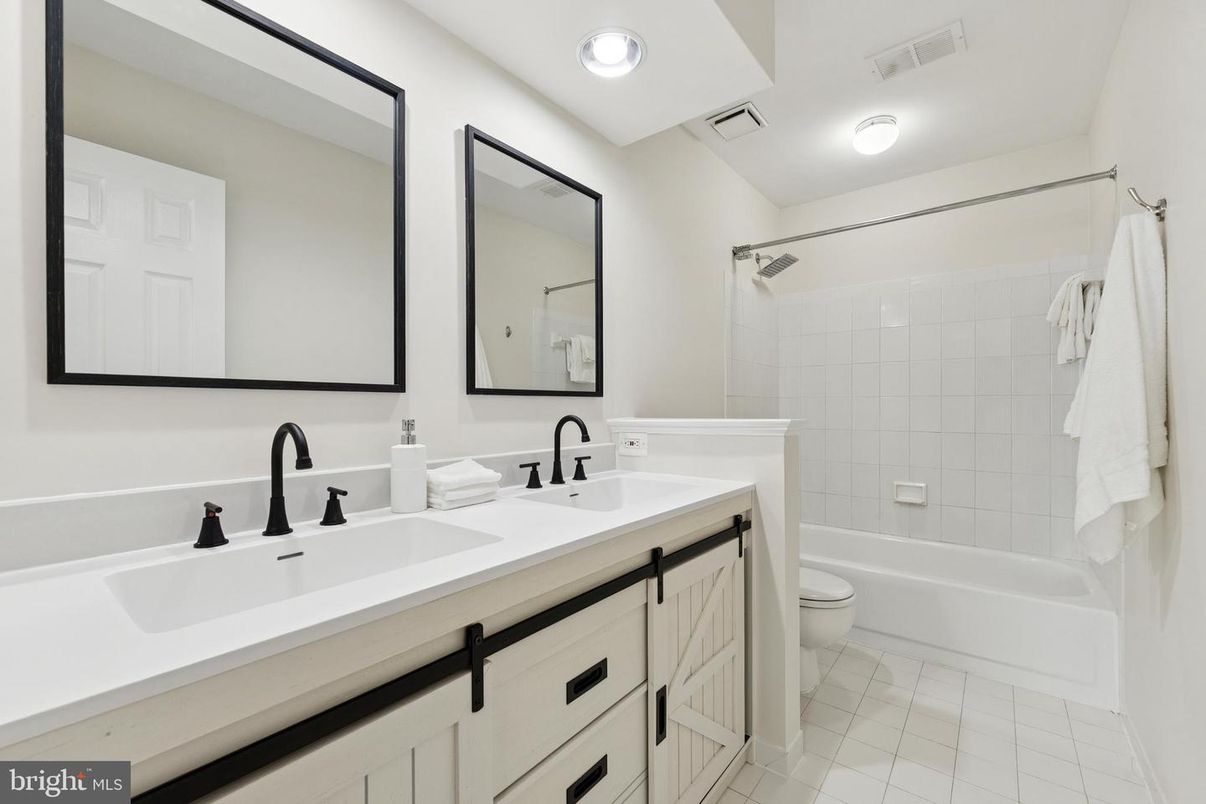 Bathroom, Dual Sink Vanities, Interior, Recessed Lighting