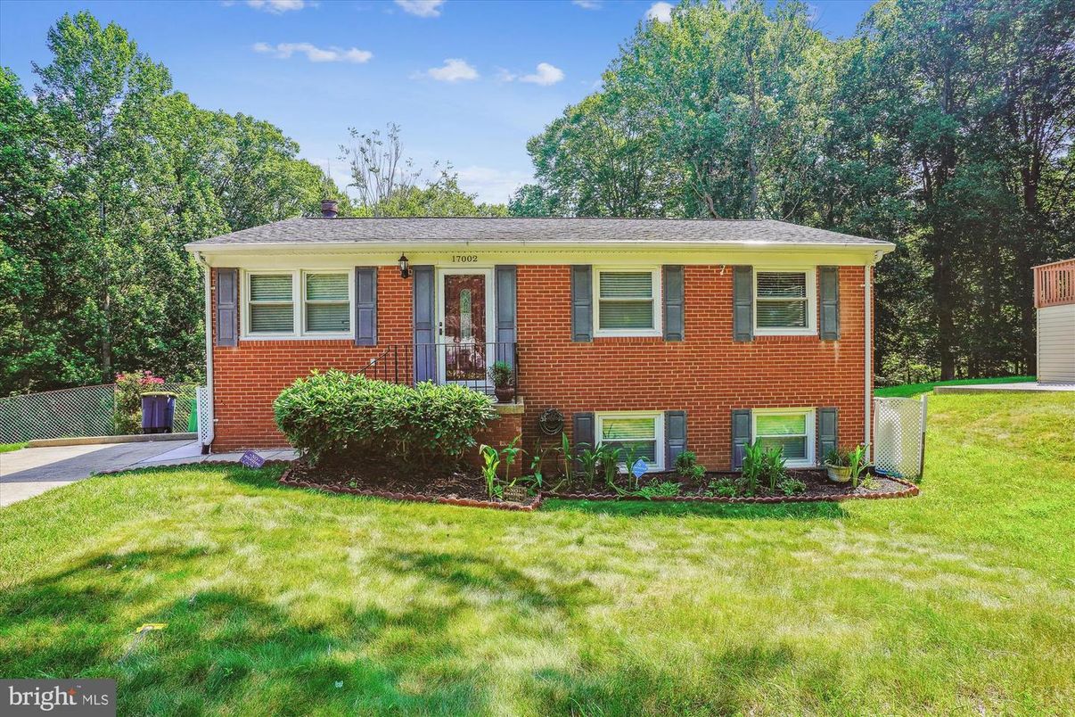 Exterior, Facade, Brick Facade, Raised Ranch