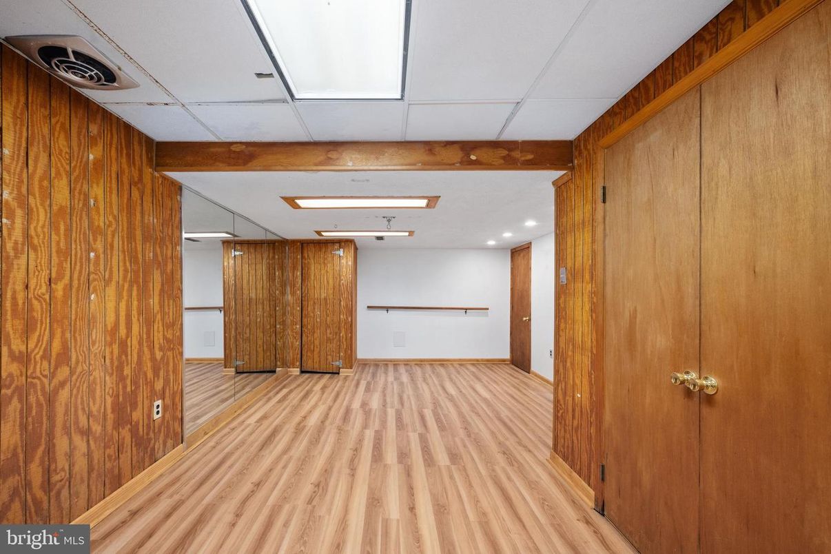 Empty room, Interior, Recessed Lighting, Wood Texture Flooring, Wooden Walls