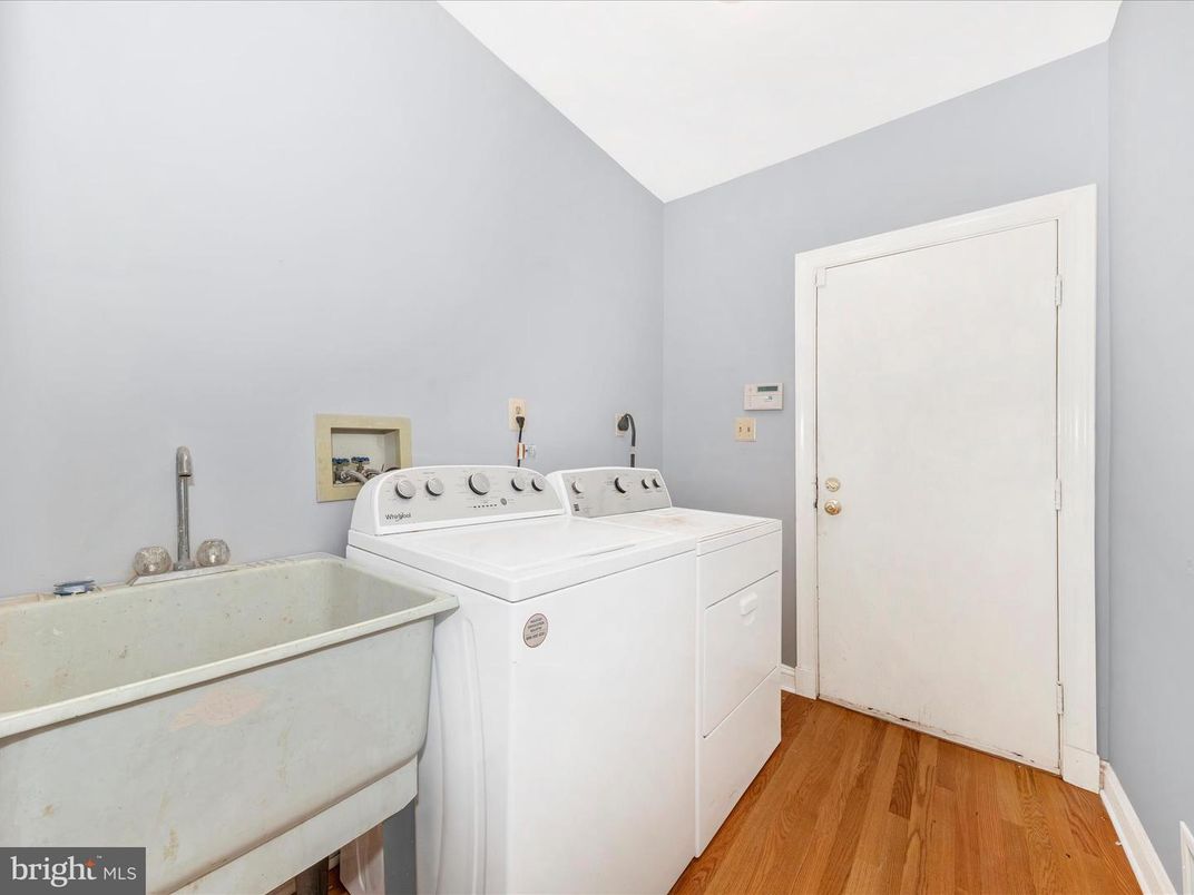 Interior, Washer, Wood Texture Flooring