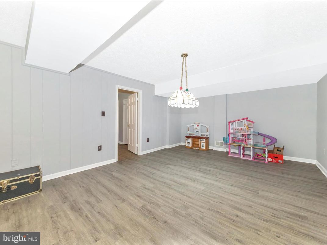 Interior, Pendant Lights, Wood Texture Flooring