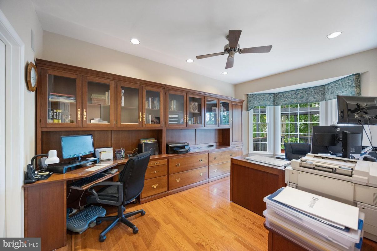 Home Office, Interior, Recessed Lighting, Wood Texture Flooring