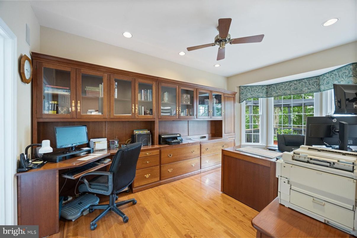 Home Office, Interior, Recessed Lighting, Wood Texture Flooring