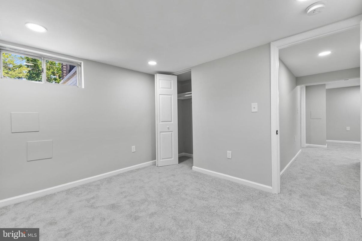 Empty room, Interior, Recessed Lighting