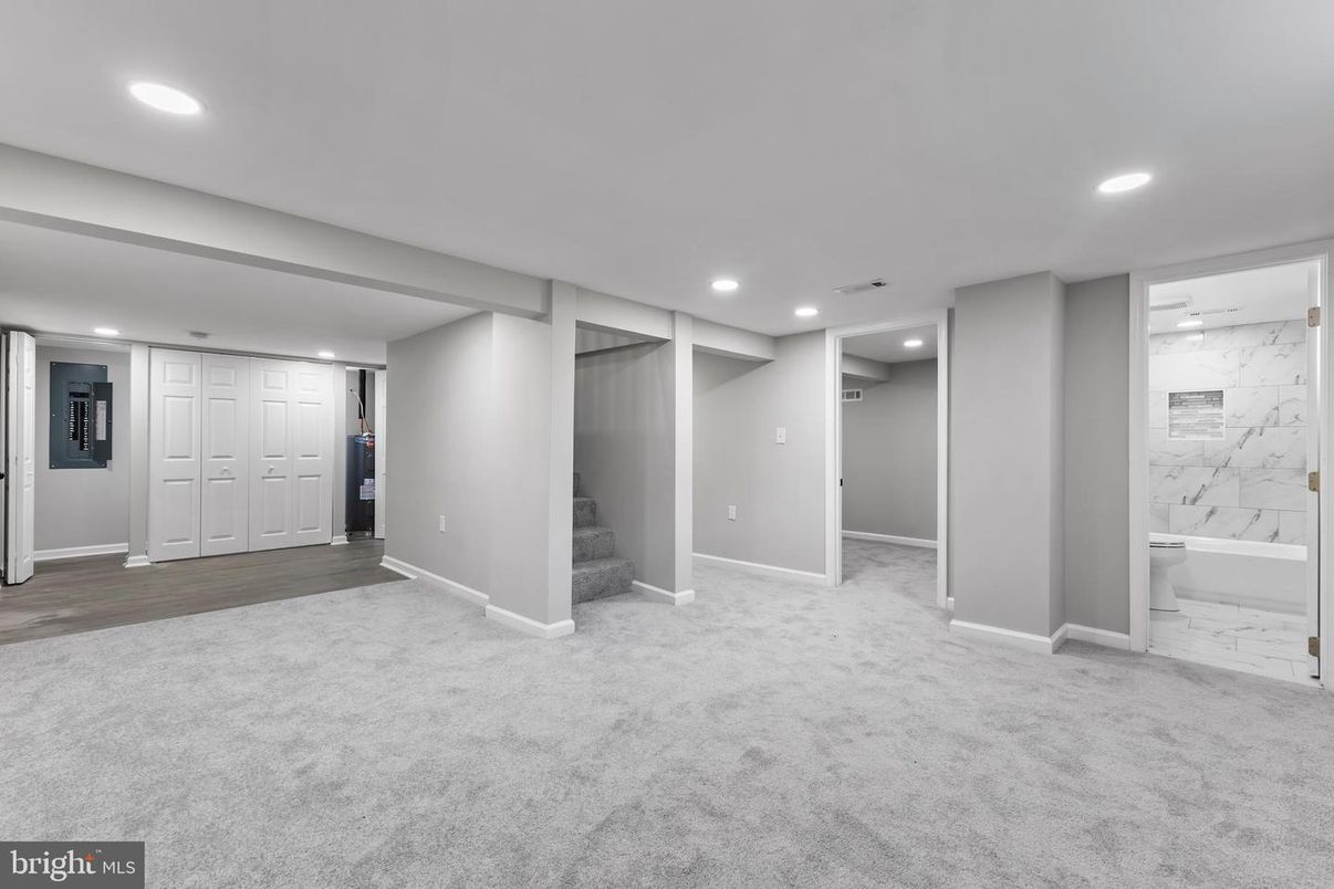 Empty room, Interior, Marble, Marble Walls, Recessed Lighting
