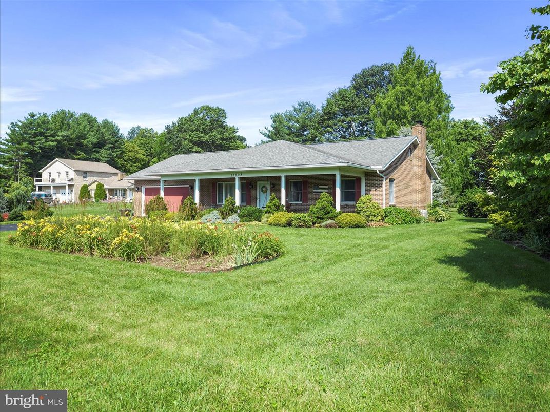 Backyard, Exterior, Facade, Brick Facade, Ranch