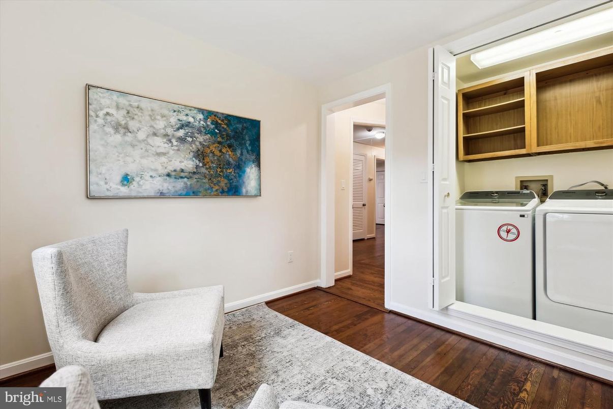 Interior, Washer, Wood Texture Flooring