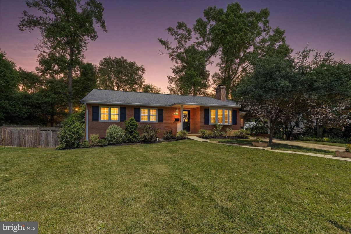 Backyard, Exterior, Facade, Brick Facade, Ranch