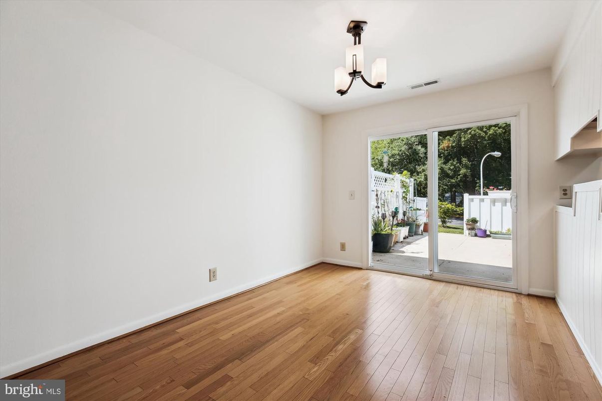 Empty room, Interior, Pendant Lights, Wood Texture Flooring