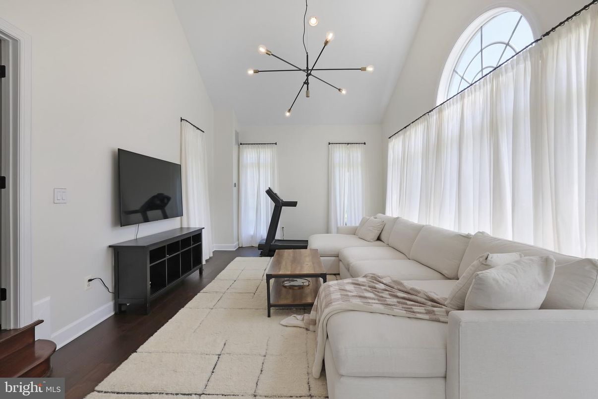 Fitness Equipment, Interior, Living room, Pendant Lights, Wood Texture Flooring