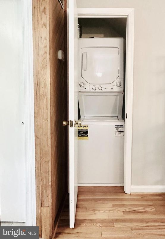 Interior, Utility Closets, Washer, Wood Texture Flooring