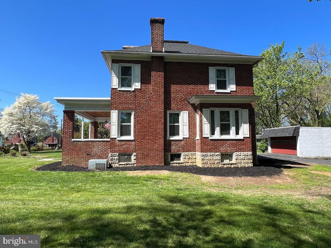 Backyard, Exterior, Facade, Brick Facade, Georgian